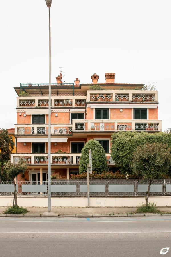 2-Bedroom Apt, With Balcony & Aircondition - 50 M From The Beach 马里纳-迪-皮特拉桑塔 外观 照片