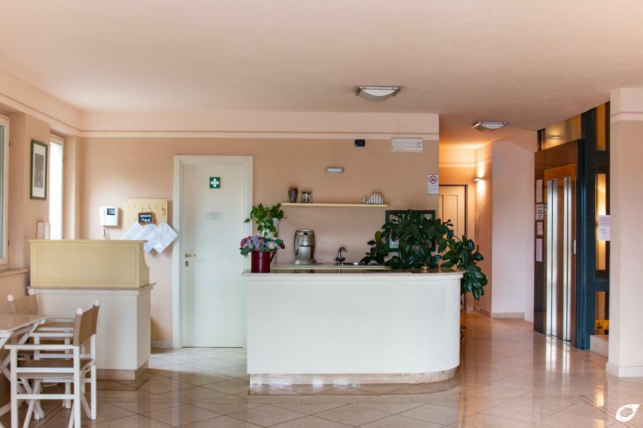 2-Bedroom Apt, With Balcony & Aircondition - 50 M From The Beach 马里纳-迪-皮特拉桑塔 外观 照片