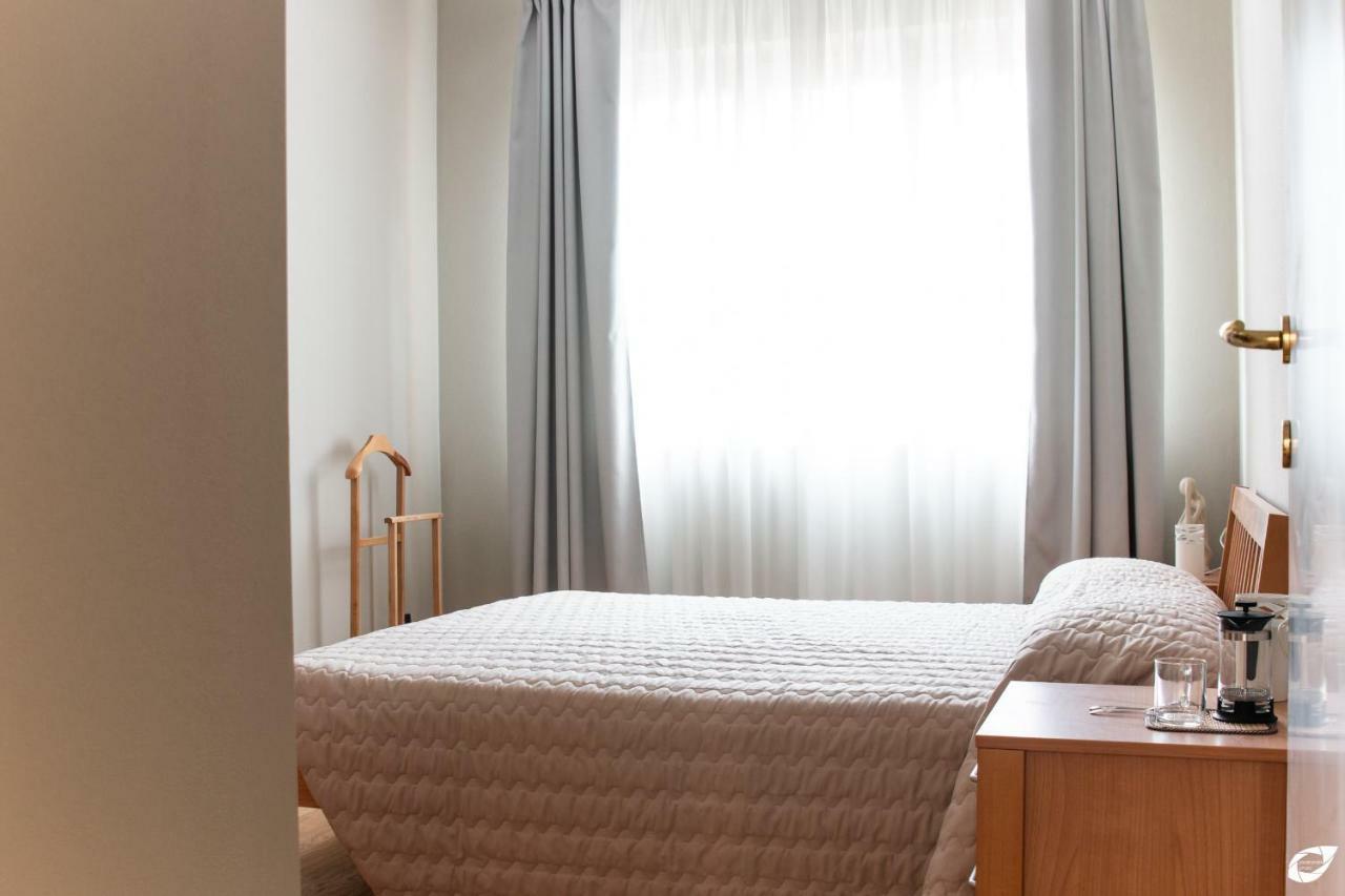 2-Bedroom Apt, With Balcony & Aircondition - 50 M From The Beach 马里纳-迪-皮特拉桑塔 外观 照片